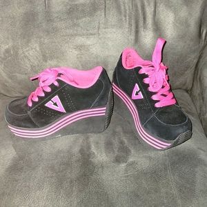 Volatile platform shoes